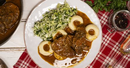 Koniec z suchą i twardą szynką. Duś ją w sosie własnym, a będzie rozpływać się w ustach