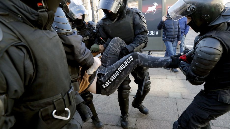  epa09820984 Russian policemen detain a participant in an unauthorized rally against the Russian 'special military operation' in Ukraine, on the Red Square of Saint Petersburg, Russia, 13 March 2022. According to independent Russian human rights group OVD-Info, hundreds of people were arrested in previous protests throughout major Russian cities on 06 March.  EPA/ANATOLY MALTSEV Dostawca: PAP/EPA.