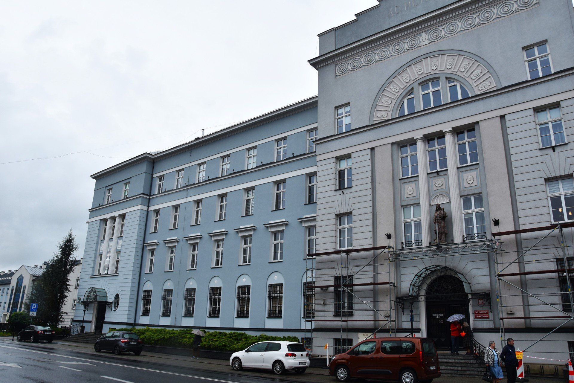 Renowacji poddano już część południową budynku sądu w Tarnowie, która zyskała żywsze, błękitno-niebieskie barwy. Robotnicy pracują teraz przy elewacji od strony północnej