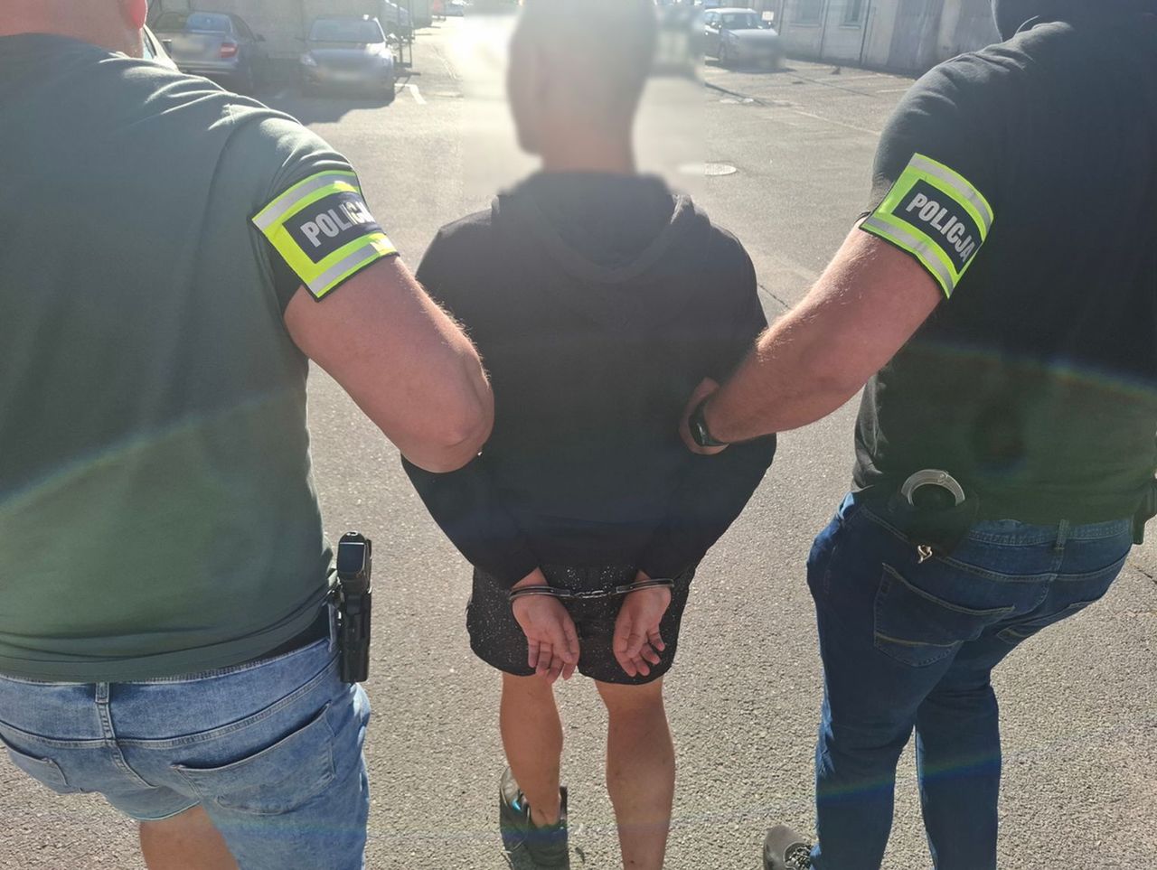 Piotrków Trybunalski: Czterej młodzi mężczyźni rozpylili w drogerii gaz, po czym ukradli perfumy warte 30 tysięcy złotych