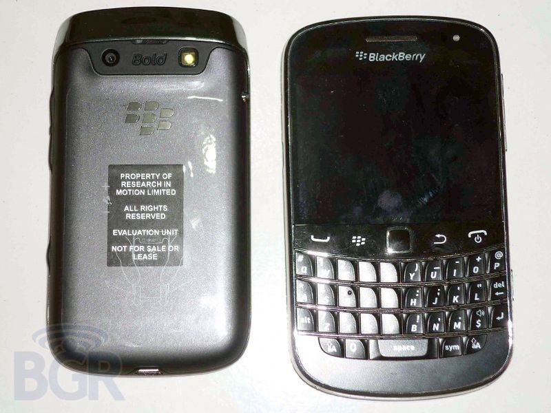 BlackBerry 9790 po lewej, 9900 - po prawej (fot. BGR)