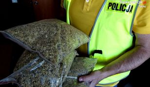 Tychy. Kontrola renault dała zaskakujące owoce. Kilkadziesiąt tysięcy w trefnym towarze