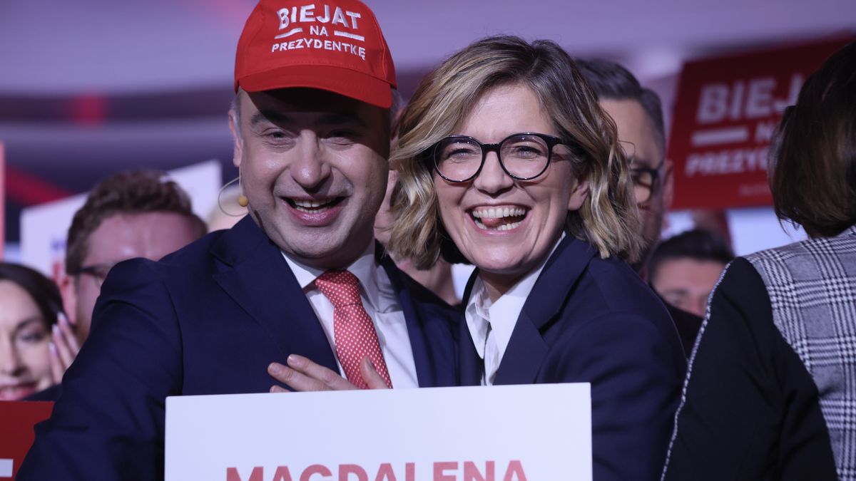 Warszawa, 15.12.2024. Wicepremier, minister cyfryzacji Krzysztof Gawkowski (L) i wicemarszałek Senatu Magdalena Biejat (P) podczas konwencji Lewicy w Air Port Hotel Okęcie w Warszawie, 15 bm. Rada Krajowa Nowej Lewicy podjęła decyzję, że wicemarszałek Senatu Magdalena Biejat będzie kandydatką Nowej Lewicy w przyszłorocznych wyborach prezydenckich. (mr) PAP/Leszek Szymański