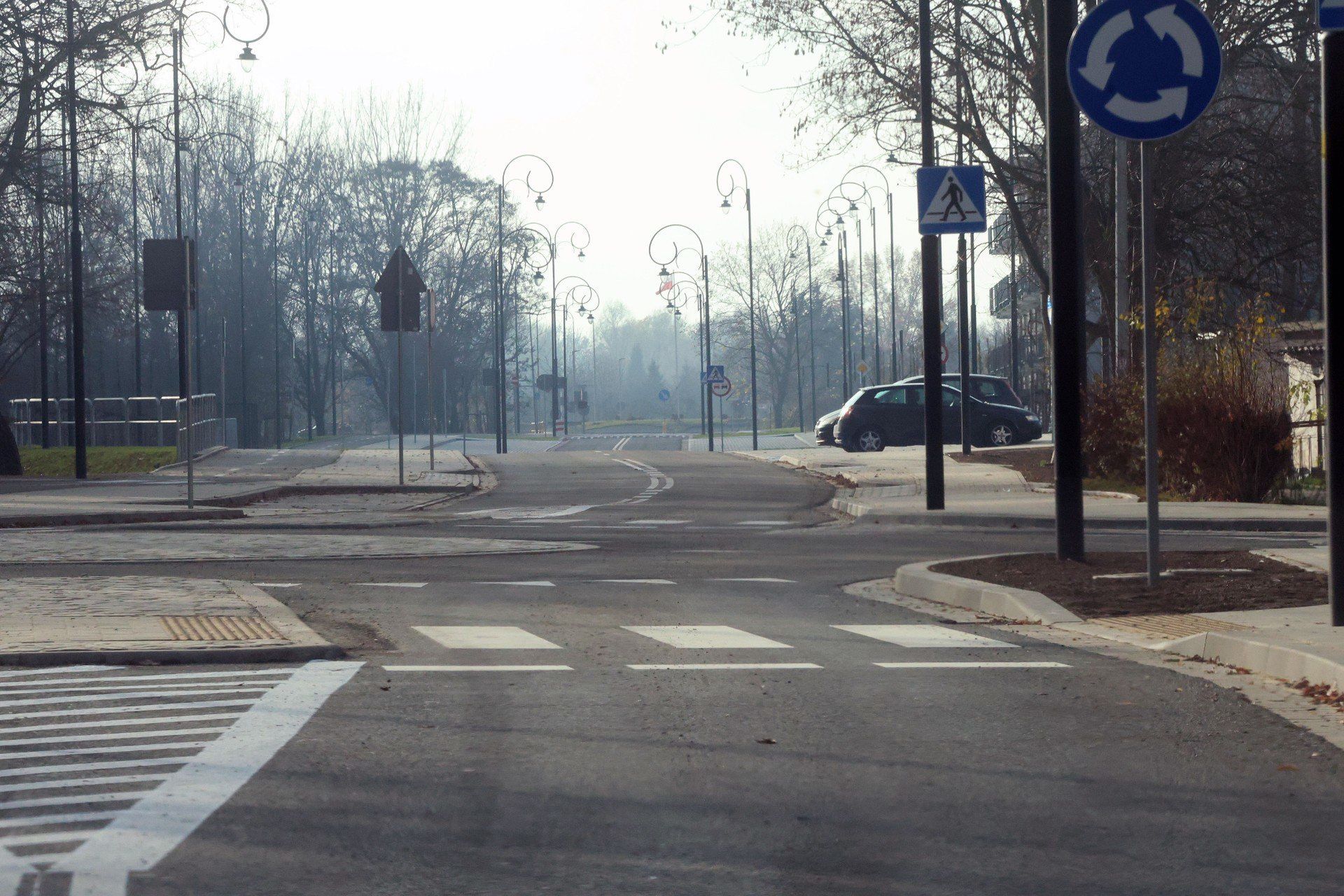 Ulica Mickiewicza w Legnicy jest przejezdna, znaki drogowe temu zaprzeczają, aktualne zdjęcia