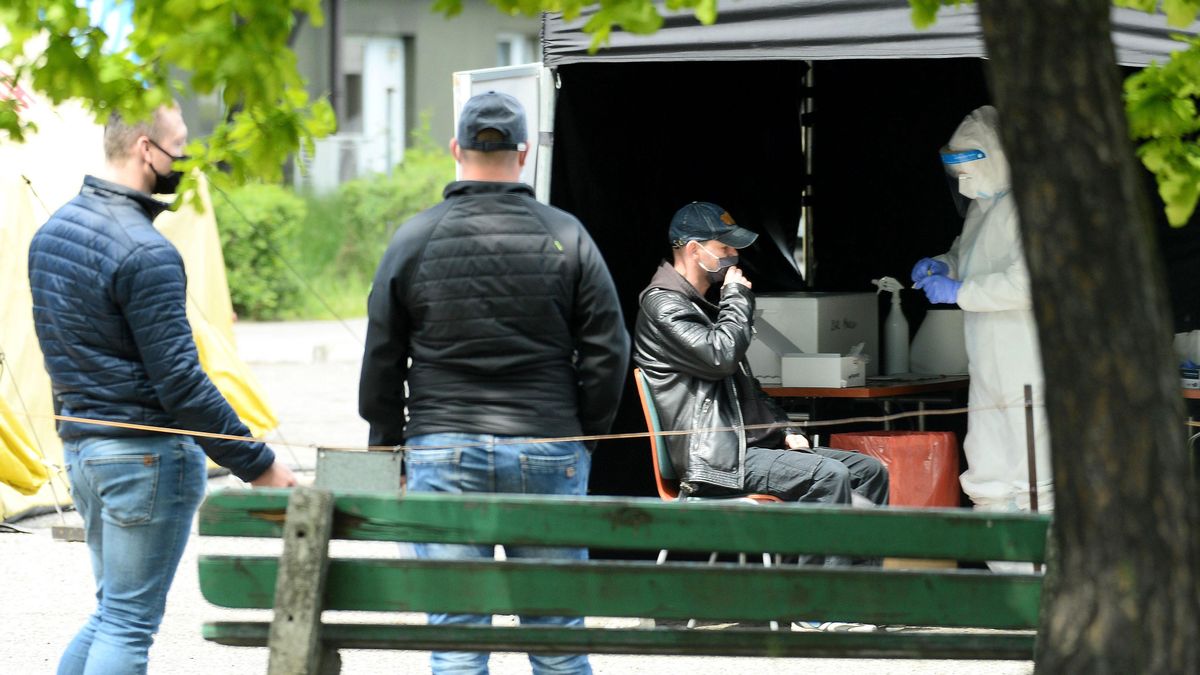 Górnicy podczas ponownego badania na Covid-19. Ponownego, bo na ich próbkach zamazały się oznaczenia