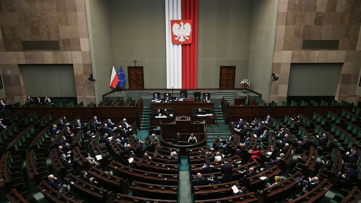 Sejmowe posiedzenie przeciągnie się do soboty. 