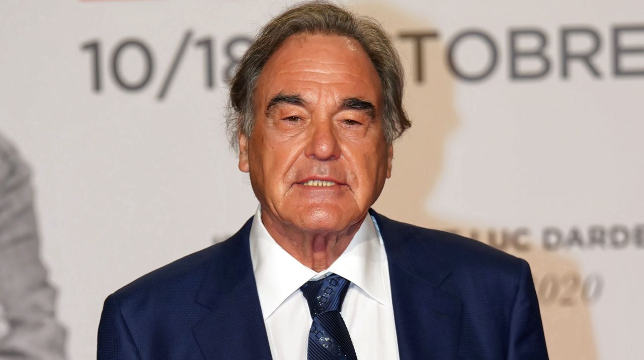 Oliver Stone przyjął rosyjską szczepionkę na koronawirusa. Nie powinien jej brać?