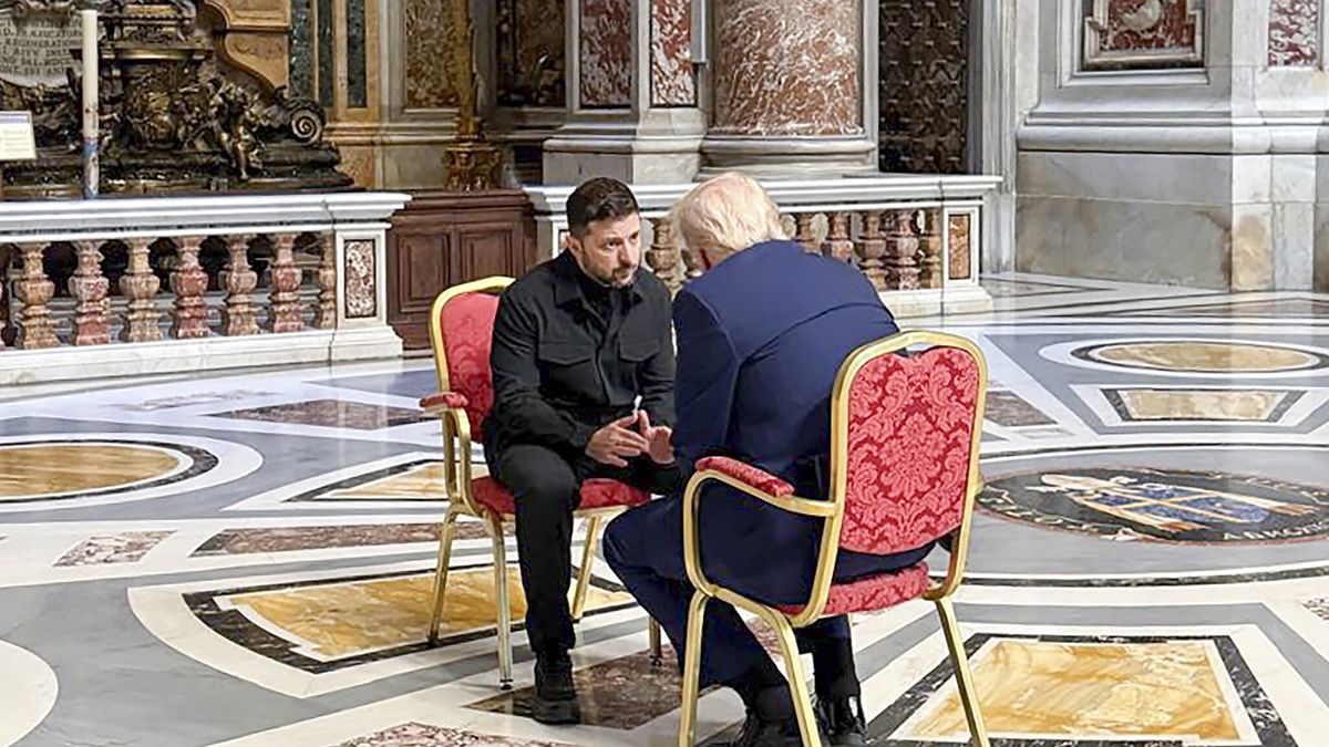 Ukrainian President Zelensky meets US President Trump at Pope Francis' funeral mass in Vatican City
epa12056121 epa12056108 A handout photo made available by the Ukrainian Presidential Press Service shows Ukrainian President Volodymyr Zelensky (L) meeting with US President Donald J. Trump (R) in Saint Peter's Cathedral prior to the funeral Mass of Pope Francis in Saint Peter's Square in Vatican City, 26 April 2025. Pope Francis passed away on Easter Monday, 21 April 2025, at the age of 88.  EPA/PRESIDENTIAL PRESS SERVICE HANDOUT HANDOUT  HANDOUT EDITORIAL USE ONLY/NO SALES  EPA-EFE/PRESIDENTIAL PRESS SERVICE HANDOUT HANDOUT  HANDOUT EDITORIAL USE ONLY/NO SALESHANDOUT EDITORIAL USE ONLY/NO SALES 
Dostawca: PAP/EPA.
PRESIDENTIAL PRESS SERVICE HANDOUT HANDOUT
basilica, talk, chairs, bilateral, diplomacy