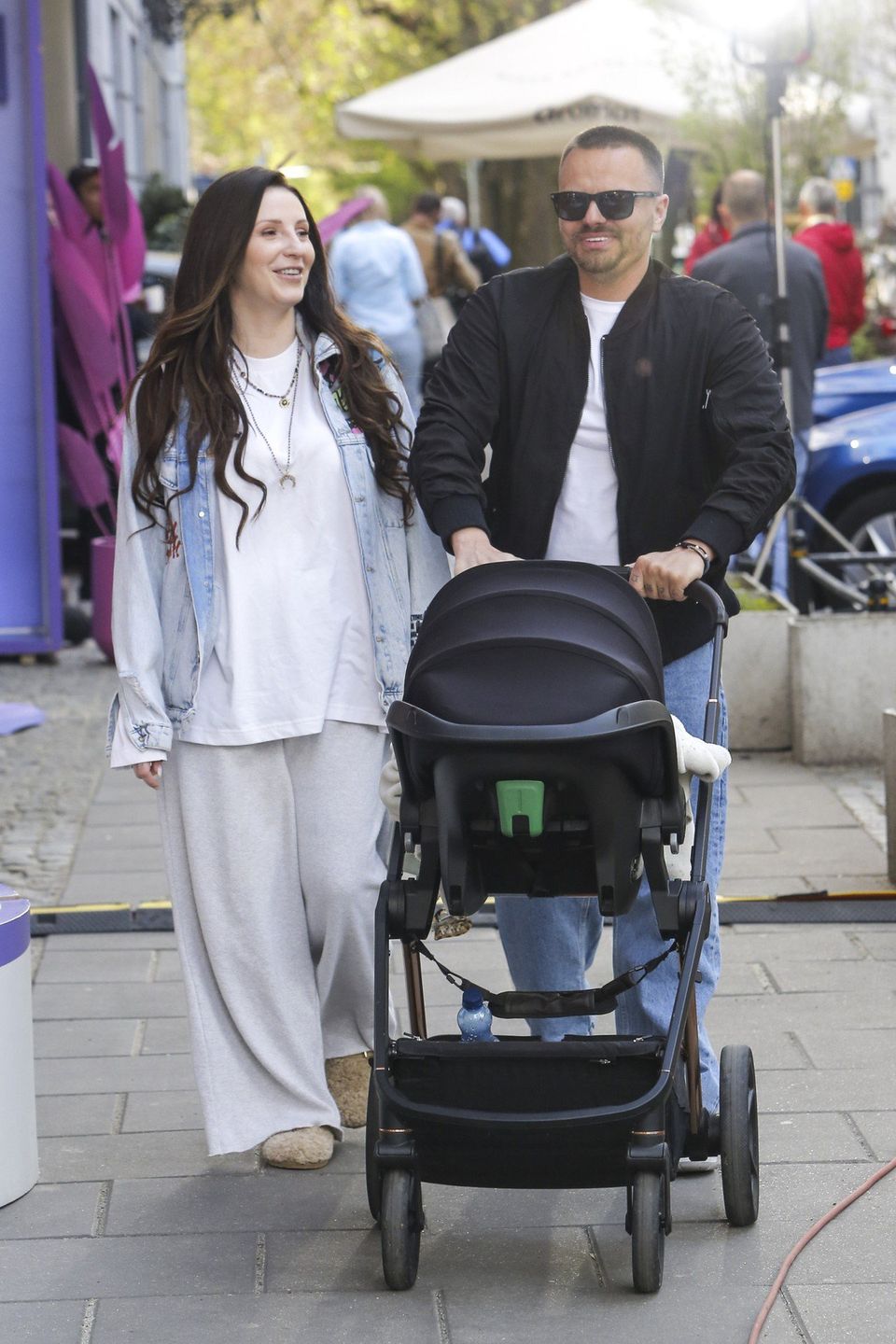 Marcin Hakiel i Dominika Serowska w trakcie spaceru z dzieckiem