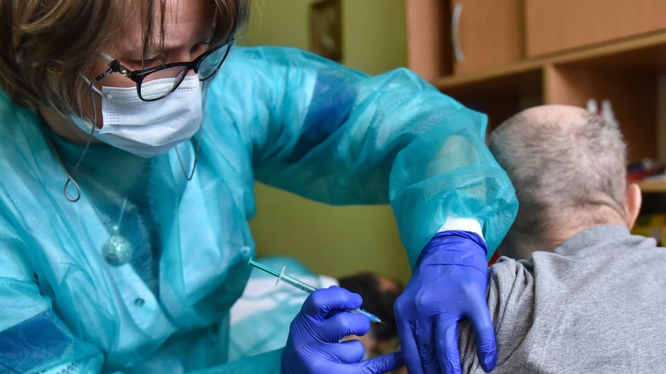 Szczepienia na COVID. Ponad 3,7 tys. chętnych na szczepionkę w DPS-ach na Dolnym Śląsku. Niewielki procent powiedział "nie"