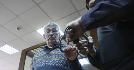 Ręka rosyjskiej propagandy coraz mocniej zaciska się na gardle opozycji. Była kara grzywny, jest wyrok więzienia