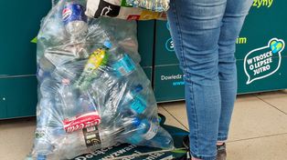 Tak Polacy omijają butelkomaty. Sprzedaż wystrzeliła w górę