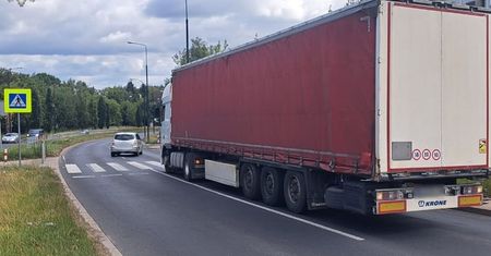 Radna chciała czarnego punktu na przejściu dla pieszych na al. Sikorskiego. Miasto: to nic nie zmieni