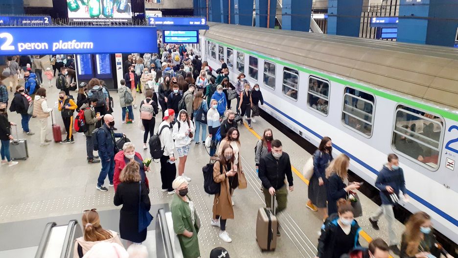 Tłum pasażerów na dworcu w Warszawie 