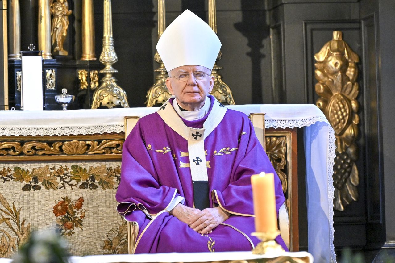 "Jawny bunt" przeciwko papieżowi. Abp Jędraszewski nie poleciał do Watykanu