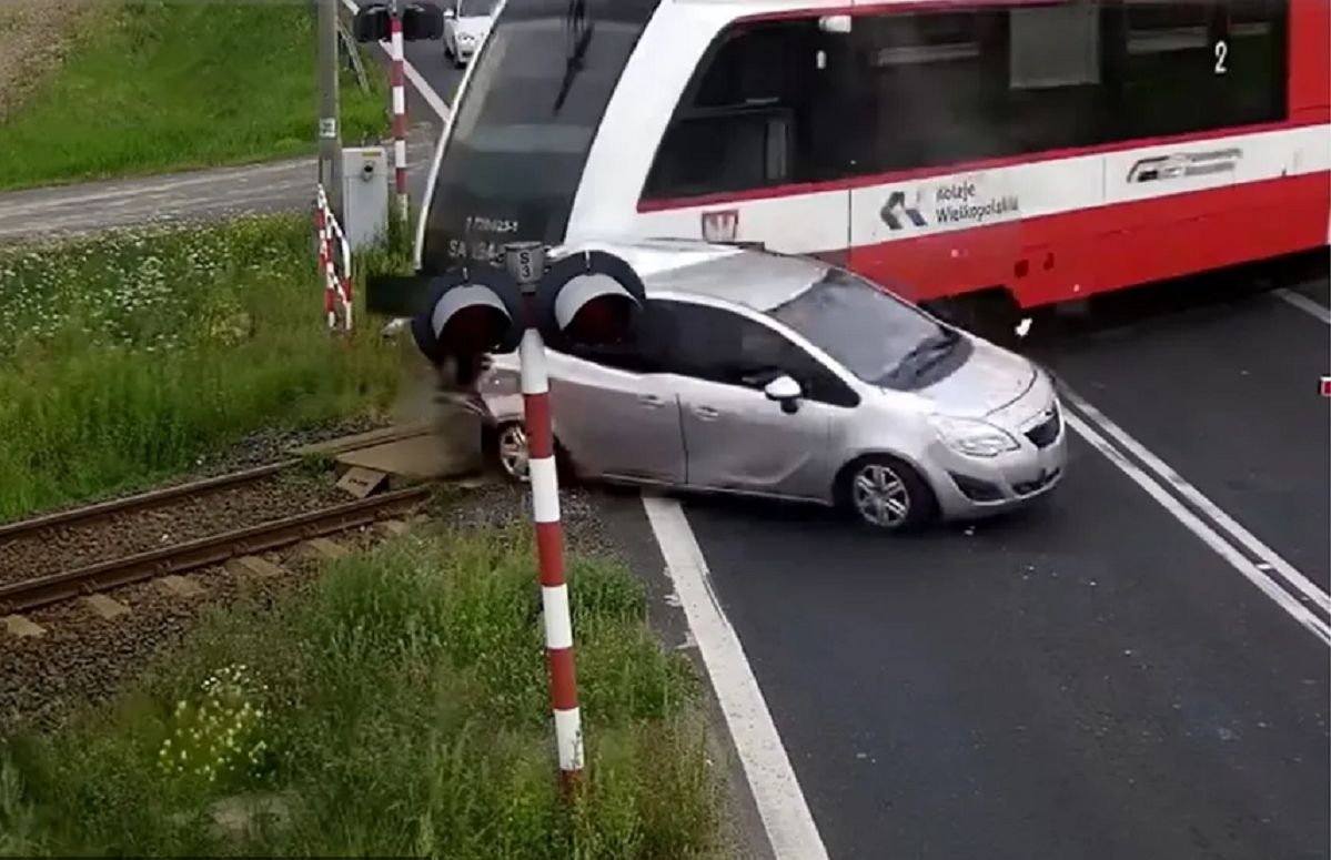 Wjechał na tory mimo sygnałów. PKP pokazało nagranie