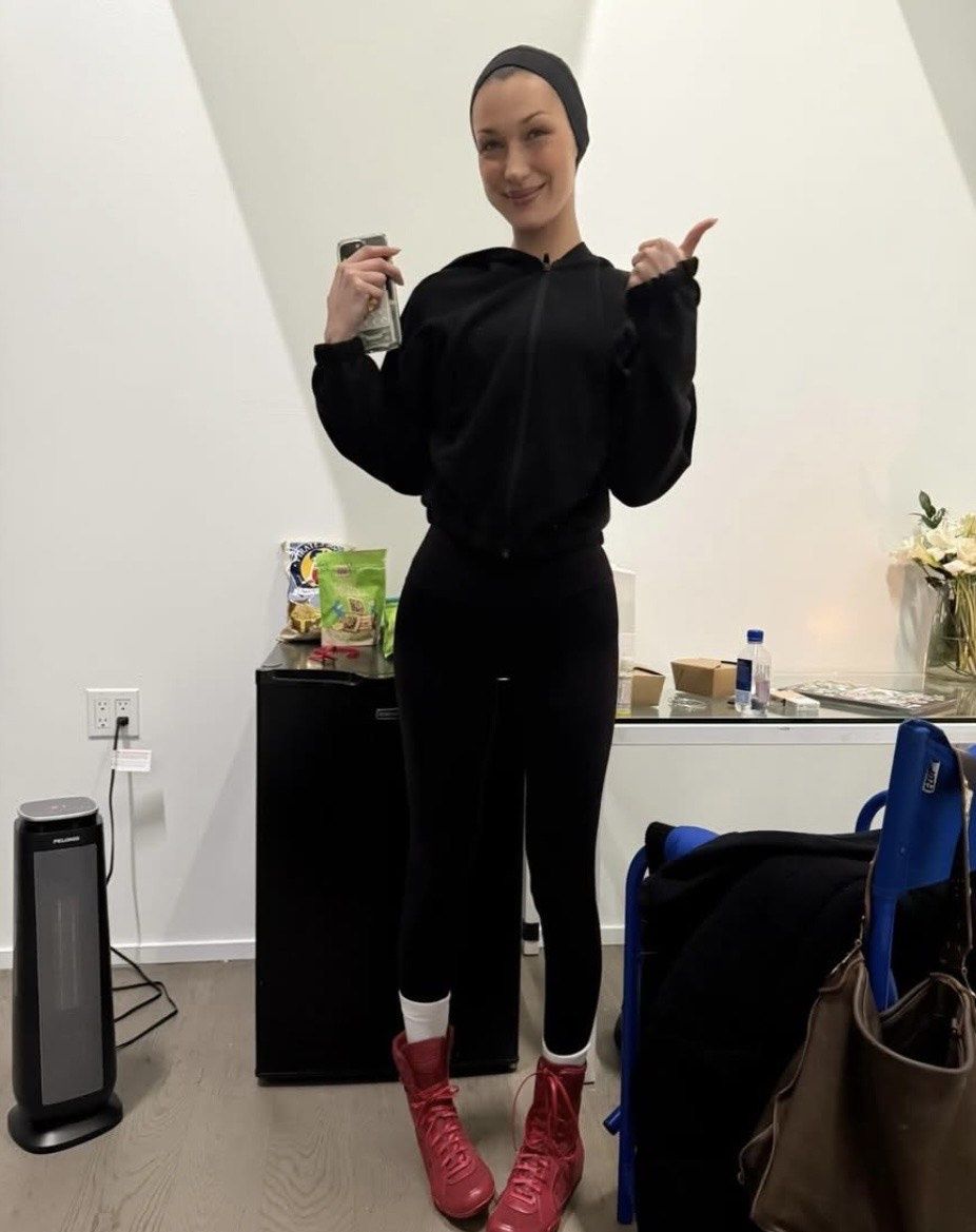Bella Hadid pokazuje kadry z planu 