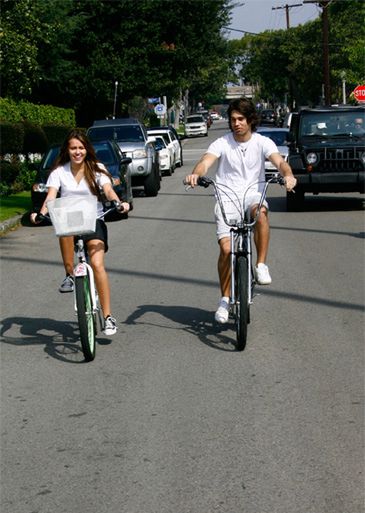 Miley z Justinem na rowerach