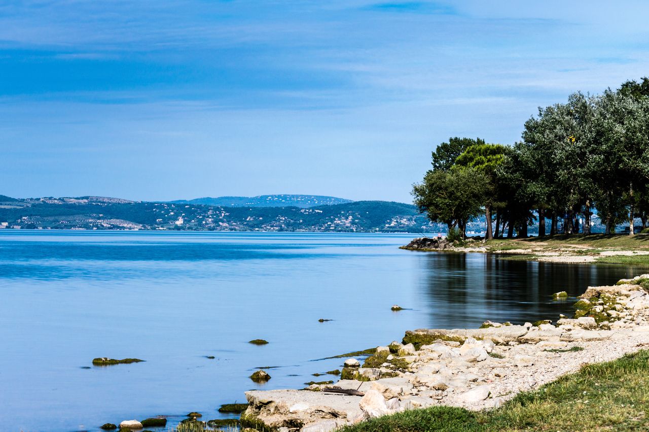 Künstliche Insel im Trasimenischen See bekämpft Insektenplage