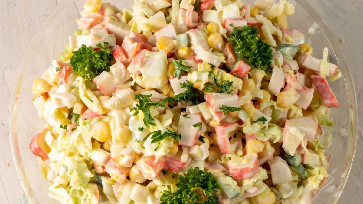 Sałatka z paluszków krabowym to idealna opcja na weekend