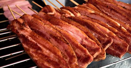 Kroję boczek w grube plastry i nadziewam na patyki. Smakuje lepiej niż kiełbasa z grilla
