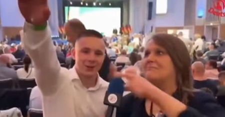 Kontrowersyjny gest działacza AfD. Oto co zrobił na wizji