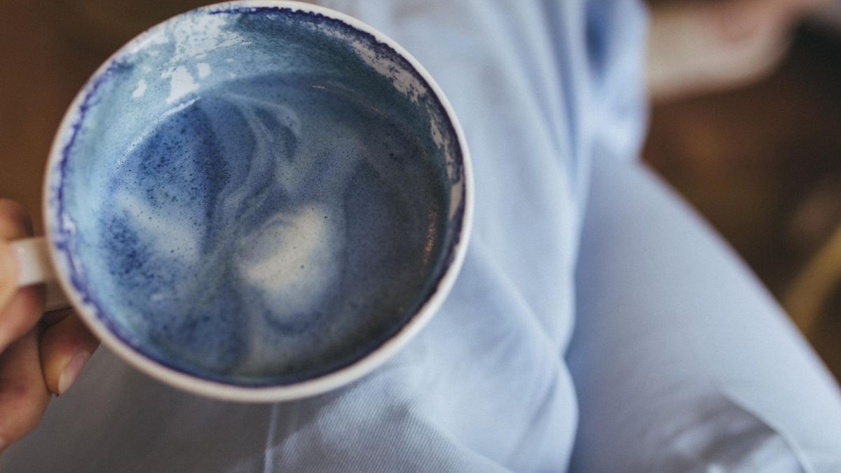 Ten napój to nowy hit TikToka. Czy blue matcha pozytywnie wpływa na organizm?