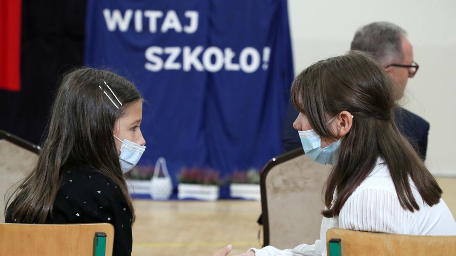 COVID-19 a ograniczenia w szkołach. Już 5623 uczniów uczy się zdalnie lub w systemie hybrydowym, czyli odwiedza szkołę przez kilka dni w tygodniu