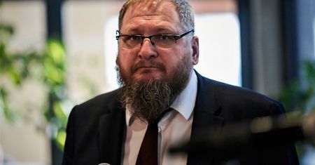 Piotr Cywiński: Nie wiem, czy człowiek lubi zabijać. Ale zabija
