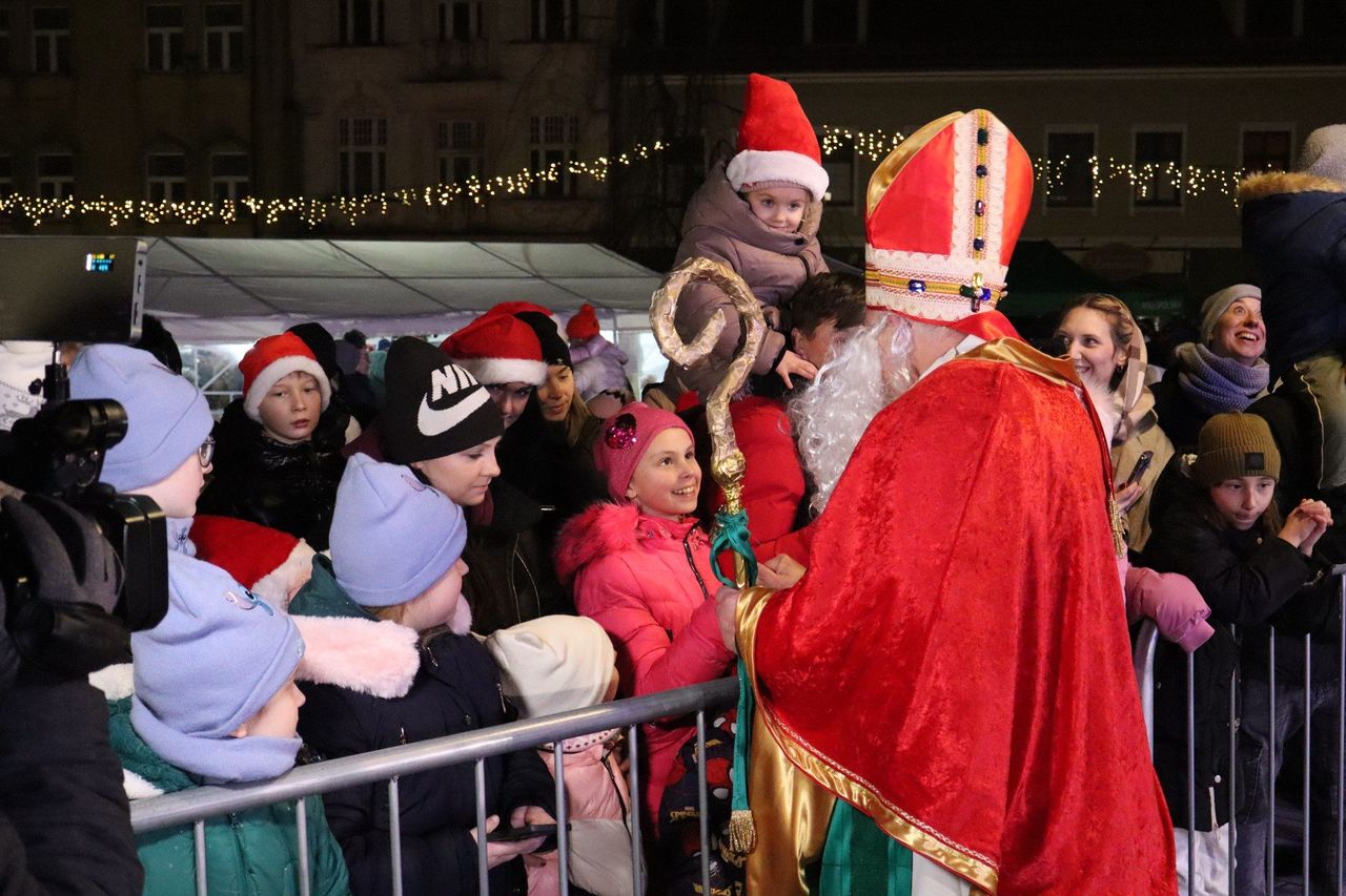 Chrzanów: Tłumy na jarmarku. Przyjechał Mikołaj i rozbłysnęła choinka