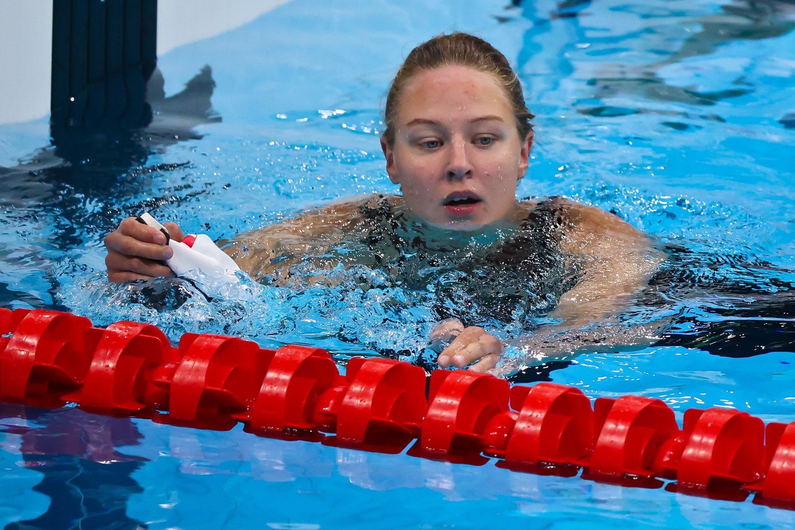 Laura Bernat podczas półfinałowego startu na 200 metrów grzbietem na igrzyskach olimpijskich w Tokio