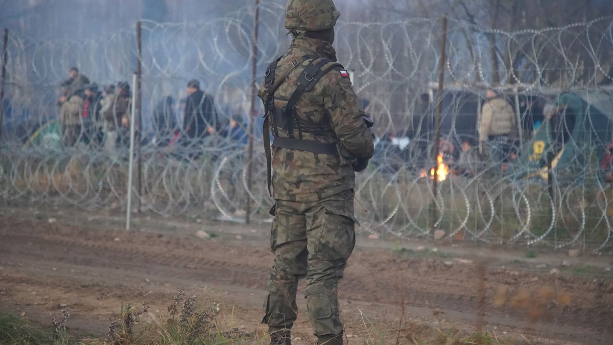 Kuźnica, 12.11.2021. Żołnierz przy granicy polsko-białoruskiej w okolicy przejścia granicznego w Kuźnicy, 10 bm. Na polsko-białoruskiej granicy trwa kryzys migracyjny. (amb) PAP/16 Dywizja Zmechanizowana ***HANDOUT EDITORIAL USE ONLY NO SALES***