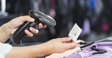Sklep daje zwrot tylko na kartę podarunkową. Czy to legalne?