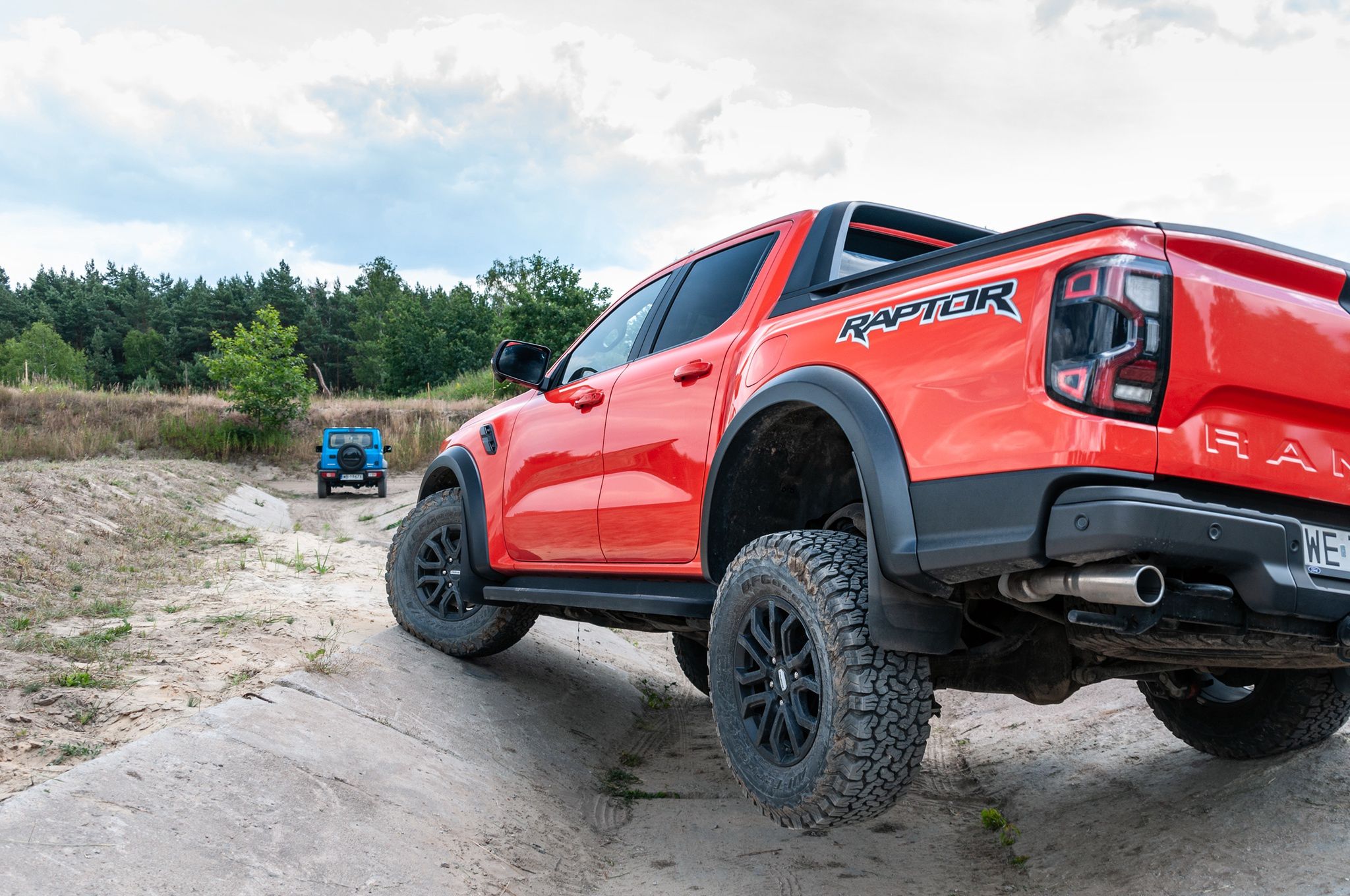 Ranger Raptor ma ogromny skok zawieszenia, ale na przednim kole widać jeszcze zapas. Gdyby z przodu była sztywna oś, tylne koło znalazłoby się bliżej podłoża.