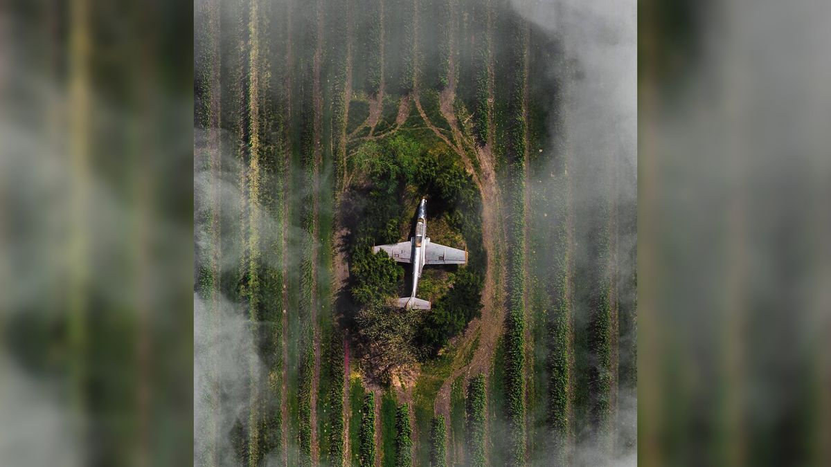 Polski odrzutowiec w polu. Fotograf zrobił mu zdjęcia z drona 1