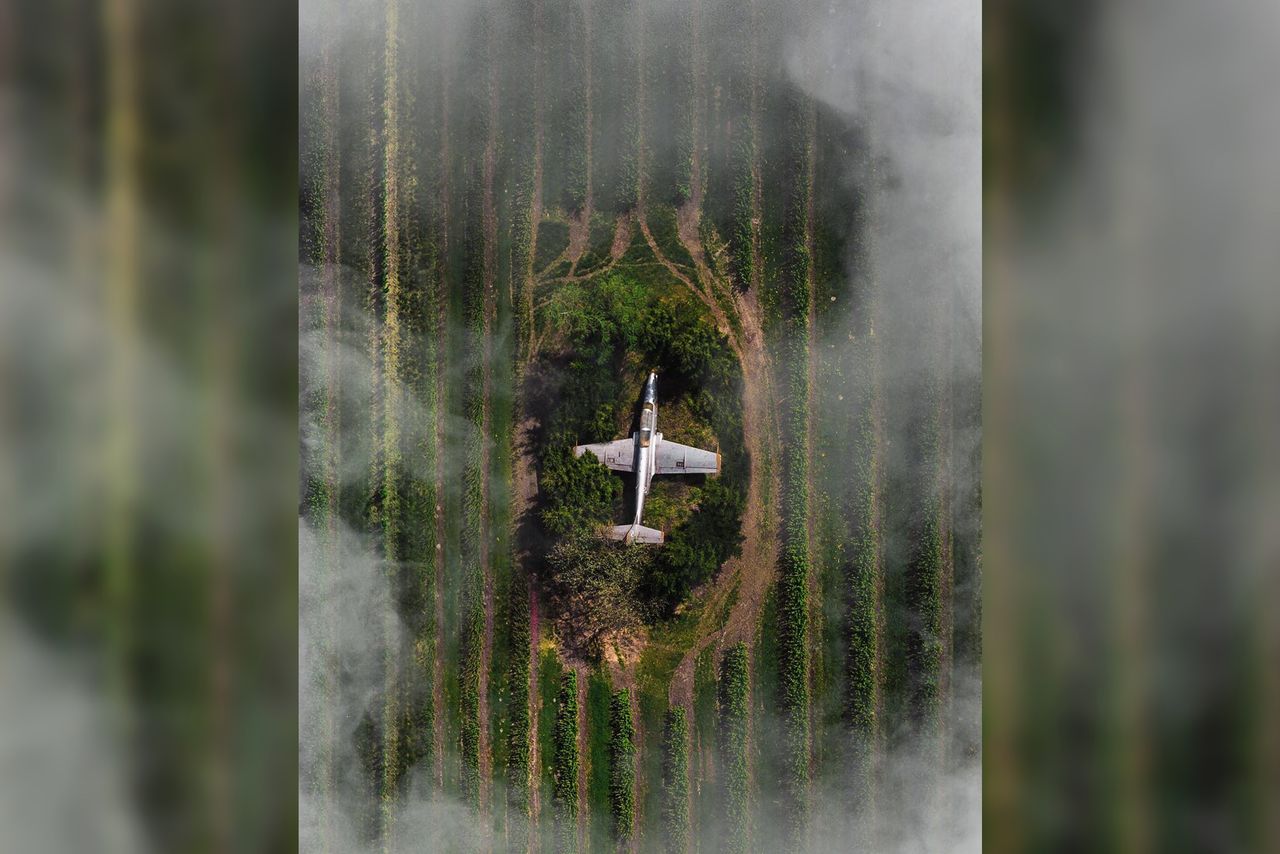 Polski odrzutowiec w polu. Fotograf zrobił mu zdjęcia z drona