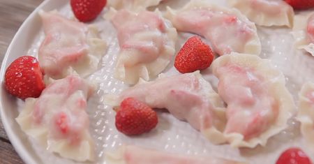 Prosty przepis na pierogi z truskawkami. Idealny obiad na cieplejsze dni