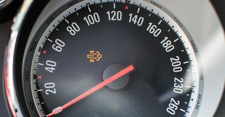 Kontrolka inna niż wszystkie. Gdy ją zobaczysz, lepiej się nie zatrzymuj