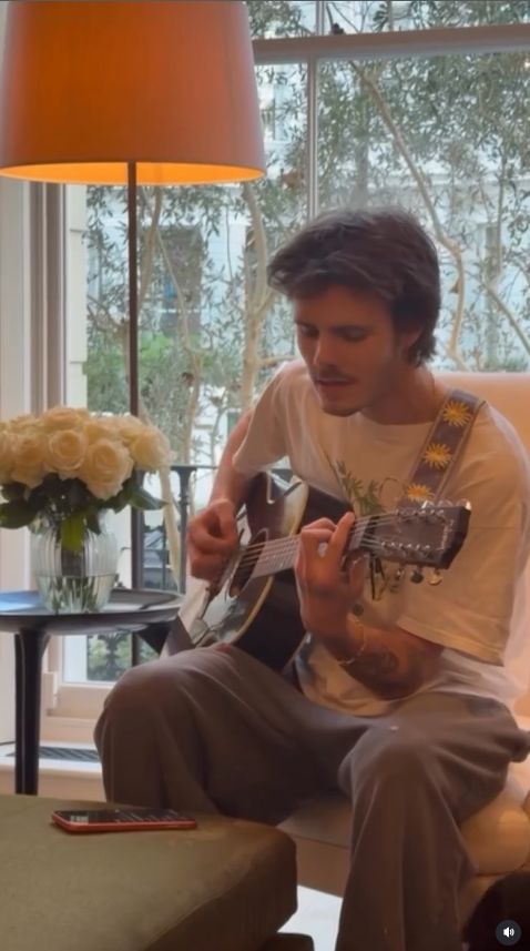 Victoria Beckham śpiewa z synem