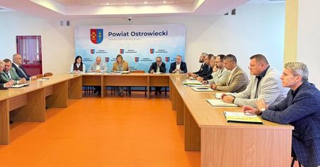 Drogi, rozwój i bezpieczeństwo. Ważne rozmowy samorządów powiatu ostrowieckiego