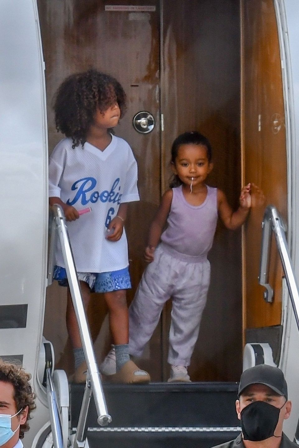 Kim, Kanye i ich dzieci na lotnisku w Malibu