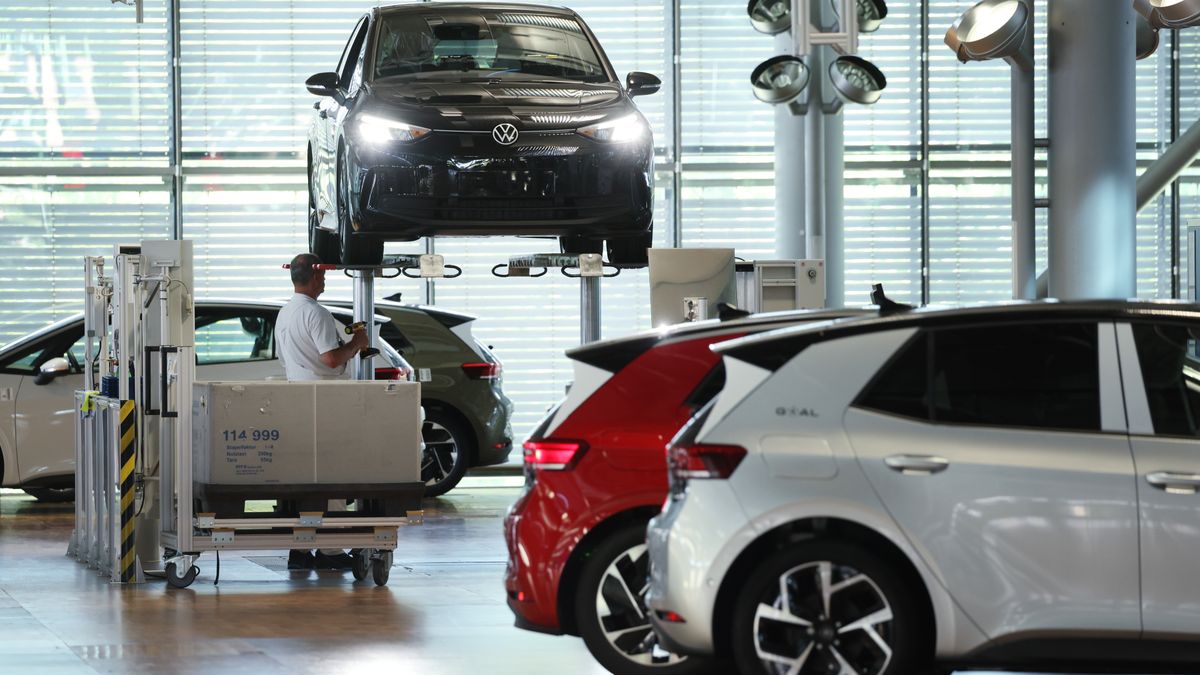 DRESDEN, GERMANY - MAY 14: Workers assemble Volkswagen ID.3 electric cars at the Volkswagen plant on May 14, 2025 in Dresden, Germany. Volkswagen led sales of electric car sales in Germany that rose 54% overall in April compared to April of last year. (Photo by Sean Gallup/Getty Images)