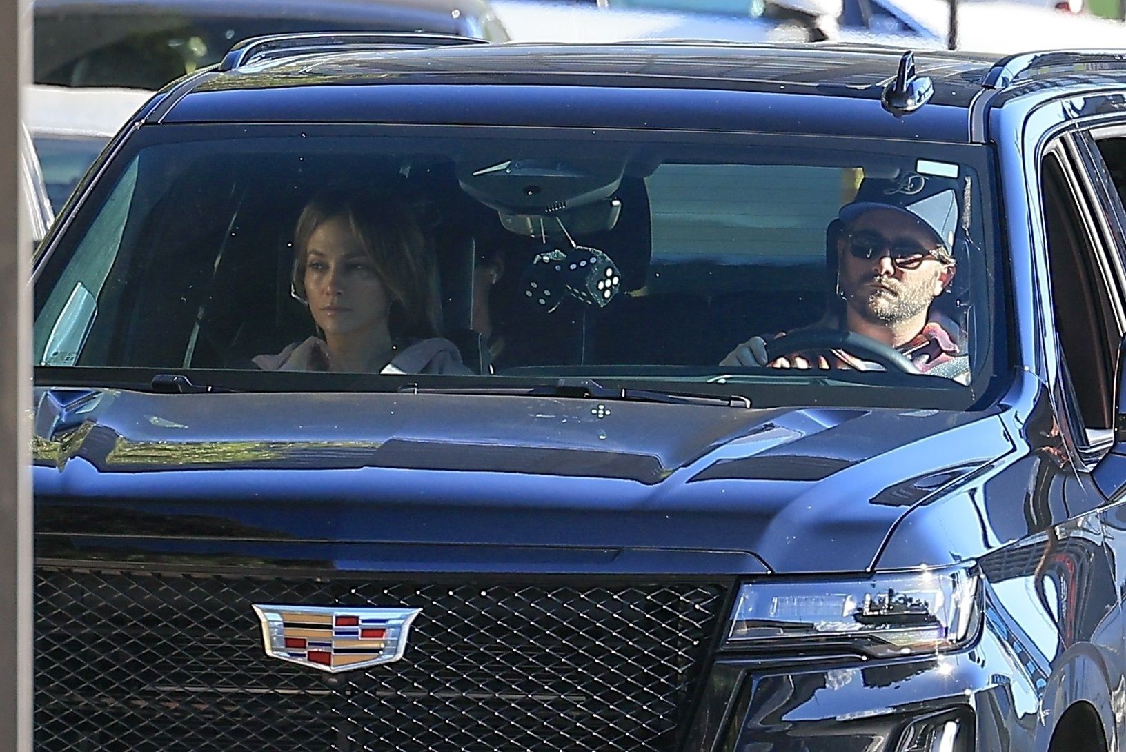 Makeup-free Jennifer Lopez steps out for a Brentwood drive in Cadillac Escalade
BACKGRID / Backgrid USA / Forum
Jennifer Lopez, Makeup-Free, Brentwood, Cadillac Escalade, Casual Outing