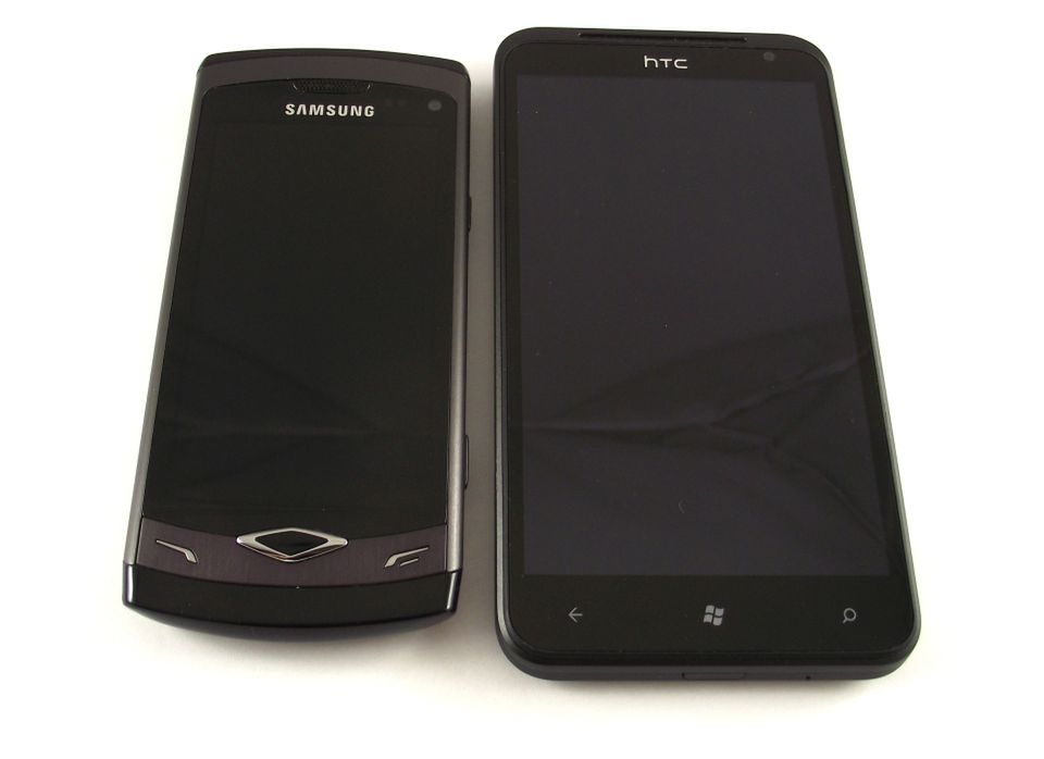 HTC Titan a Sensation i 7 Trophy, Nokia N9 i E7 oraz Samsung Wave - porównanie wielkości i wyglądu 21