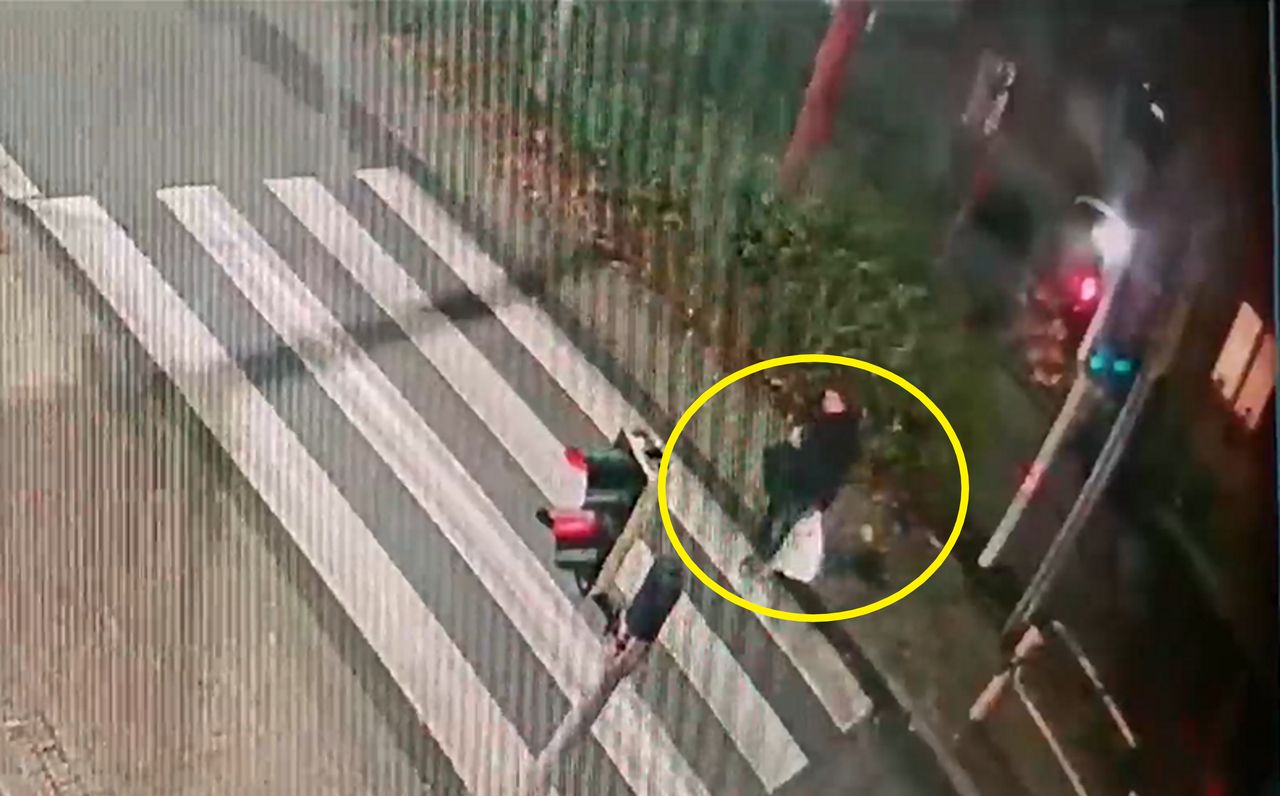 Potrącenie pieszego na przejściu. Policja pokazała nagranie