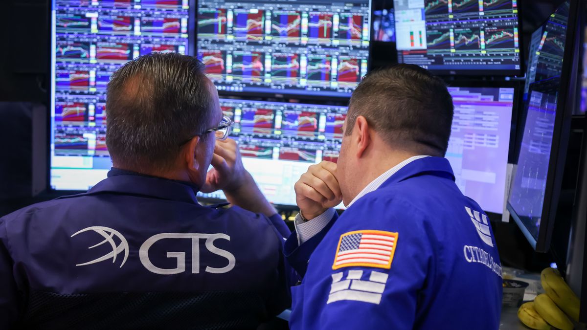 Stocks Trim Gains On Shutdown, Tariff Worries
Bloomberg
u.s., best photos, best photo, us, united states of america, u.s. stock market, business news, north american, stocks, securities, american, u.s.a., nyse, americas, markets