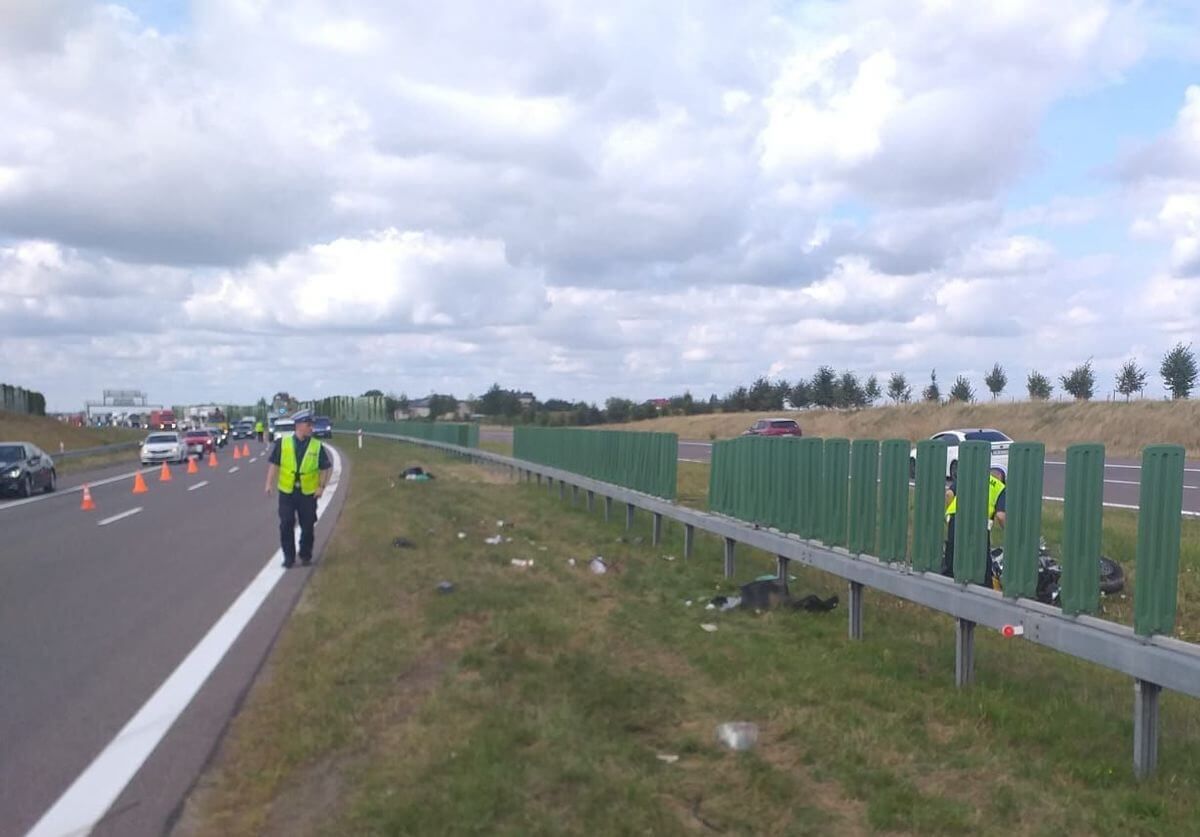 Motocyklista uderzył w bariery oddzielające pasy na S17
