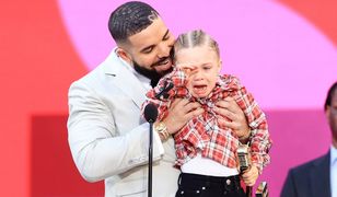 Drake odebrał nagrodę. Pokazał swojego syna na scenie