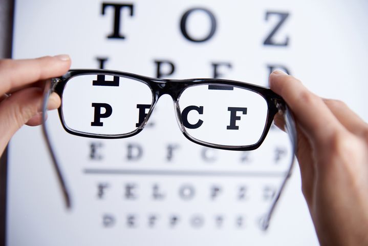 Zaburzenia pola widzenia mogą być objawem wielu chorób miejscowych, jak np. jaskra, zaćma, a także ogólnoustrojowych, takich jak cukrzyca czy nadciśnienie tętnicze.
