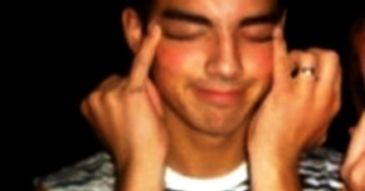 Joe Jonas też prowokuje Azjatów...